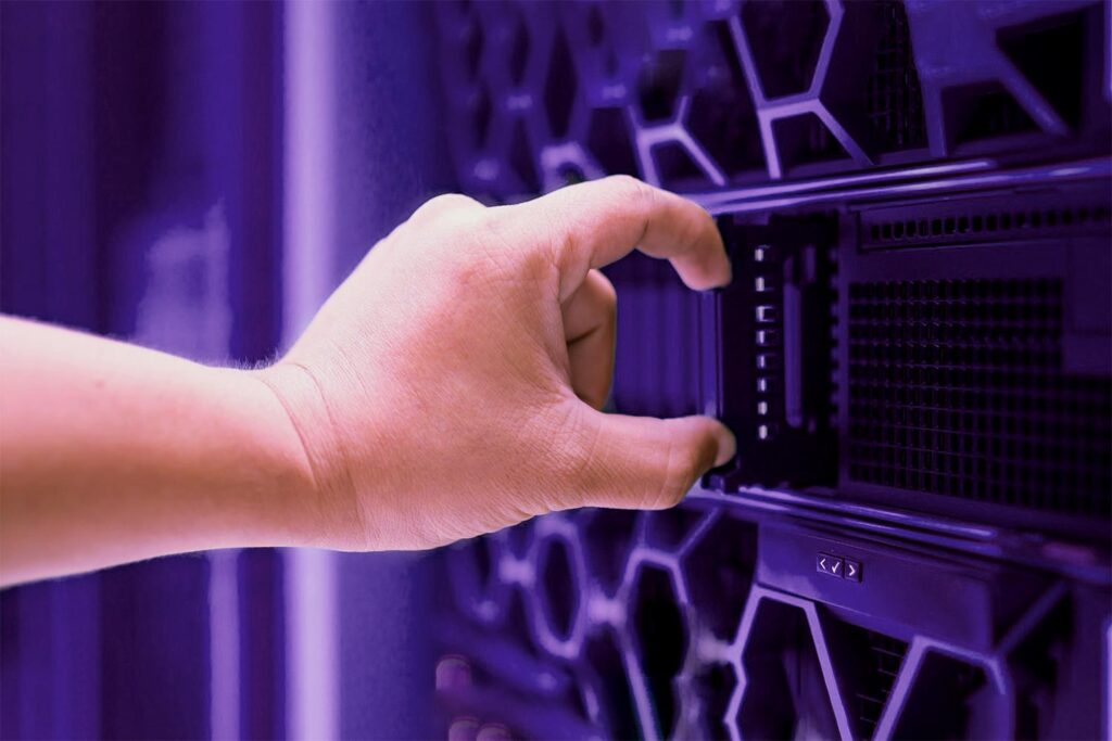 Eine Hand zieht Server Hardware aus einem Server Rack